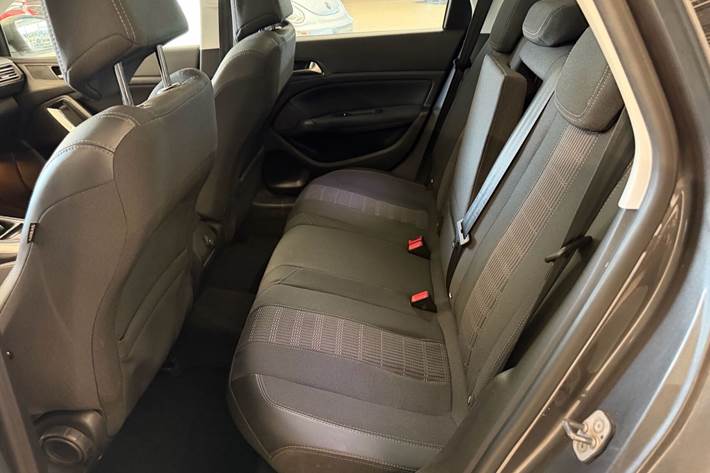 Grå Peugeot 308 fra 2017