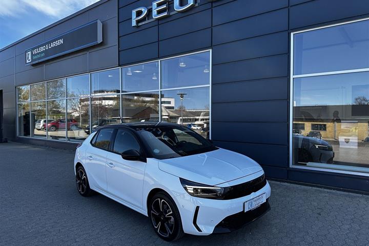 Hvid Opel Corsa fra 2024 set udefra