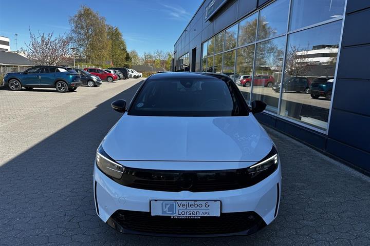 Hvid Opel Corsa fra 2024