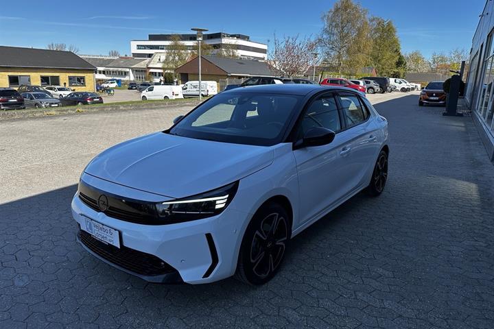 Hvid Opel Corsa fra 2024
