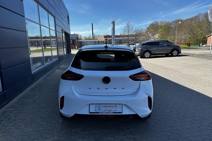 Hvid Opel Corsa fra 2024
