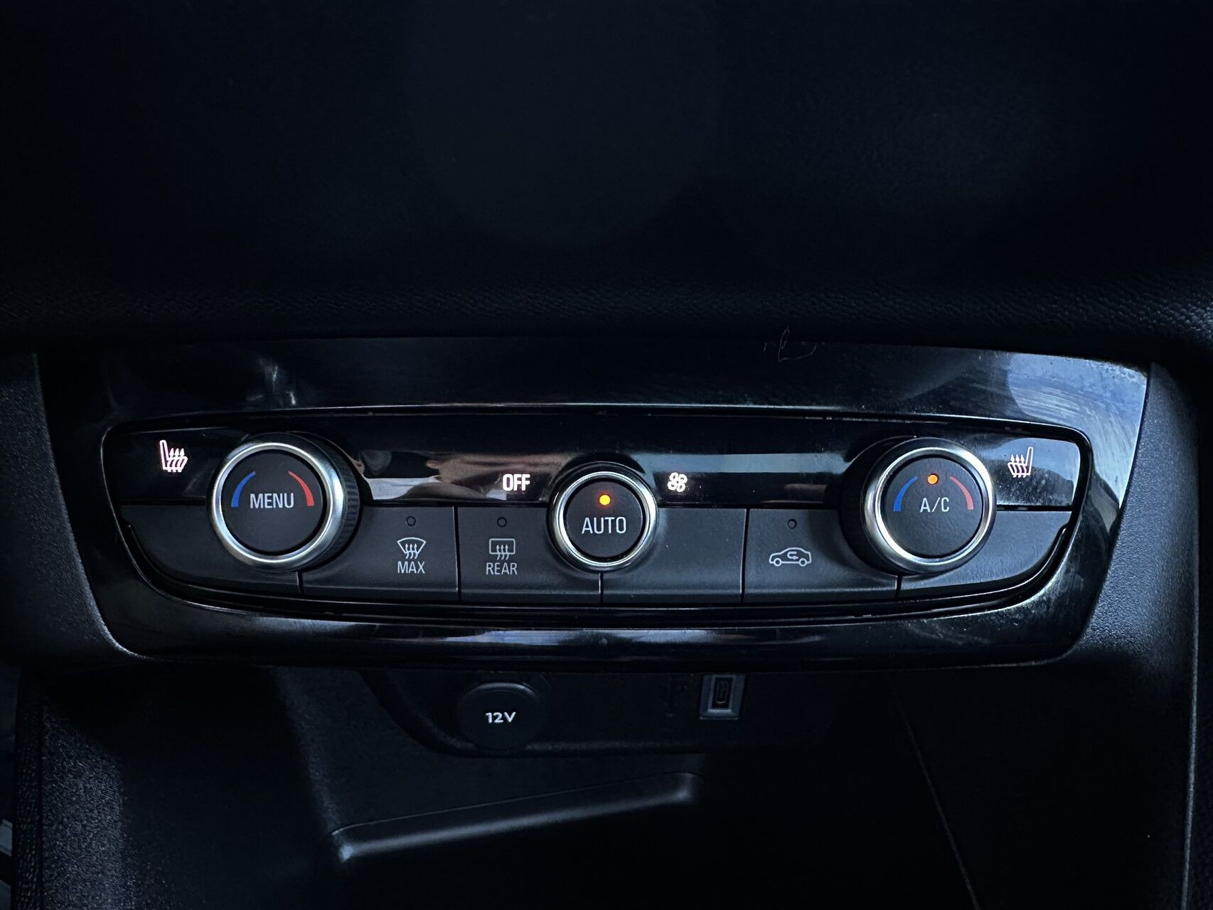 Hvid Opel Corsa fra 2024