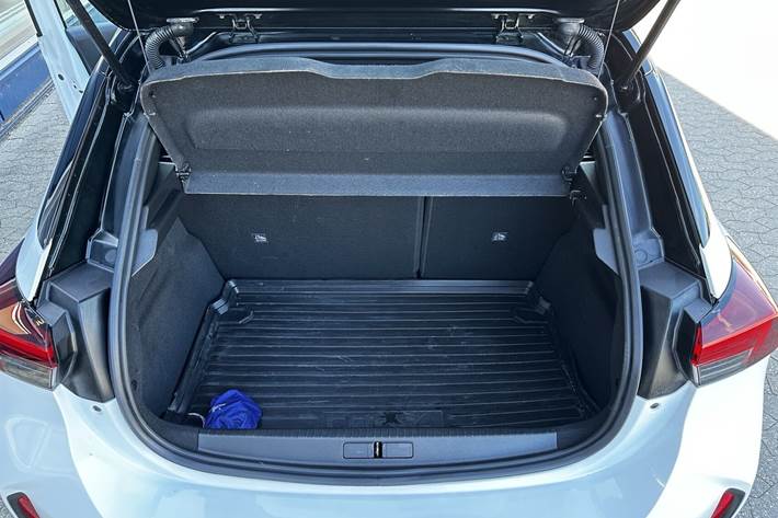 Hvid Opel Corsa fra 2024