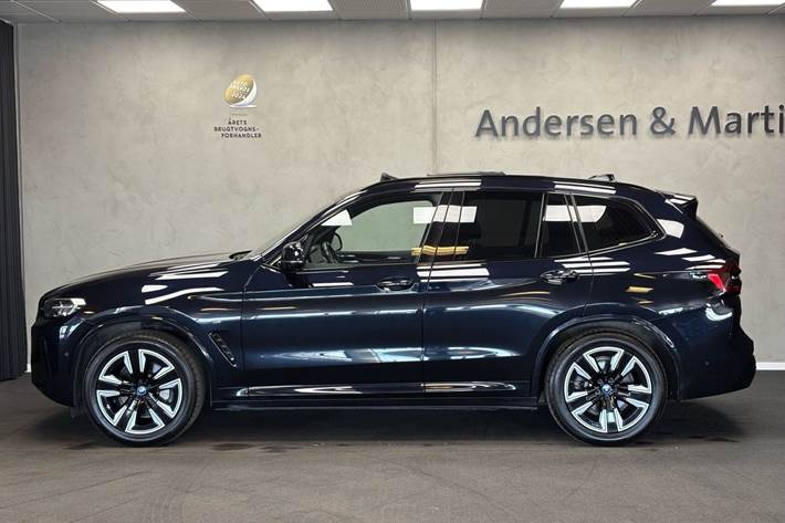 Grå BMW iX3 fra 2022