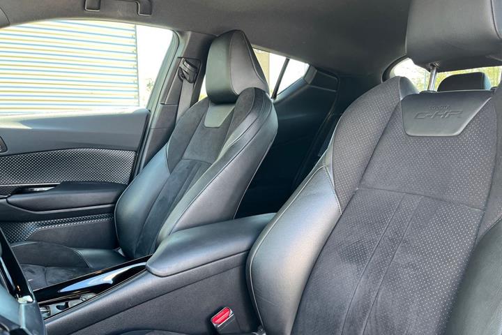Grøn Toyota C-HR fra 2019