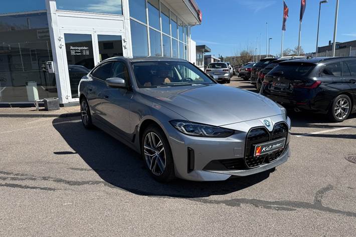 Grå BMW i4 fra 2024