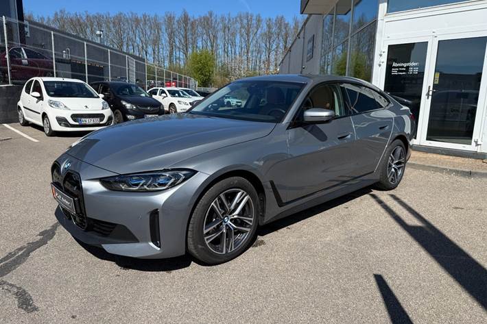 Grå BMW i4 fra 2024