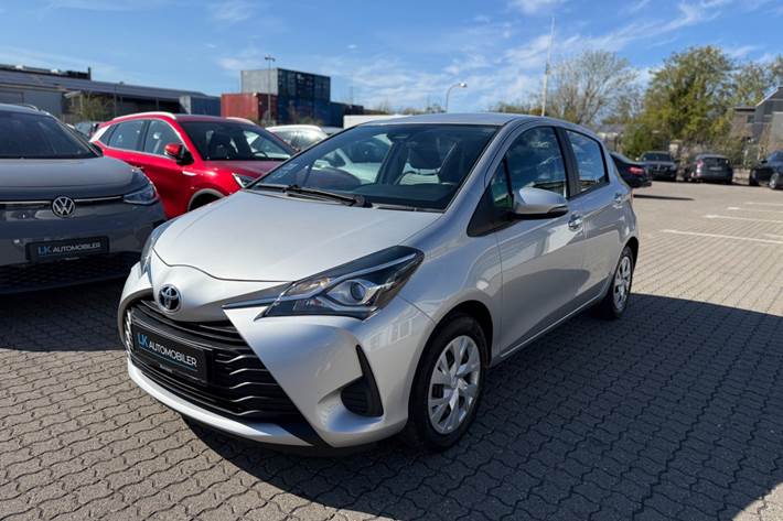 Sølv Toyota Yaris fra 2017 set udefra