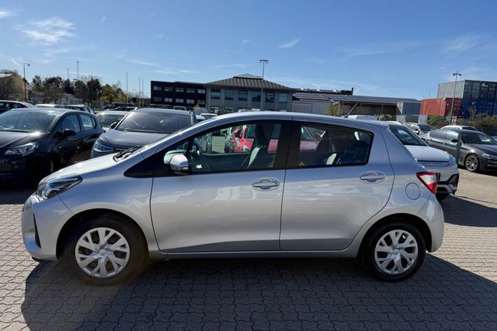 Sølv Toyota Yaris fra 2017