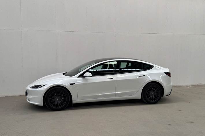 Hvid Tesla Model 3 fra 2024