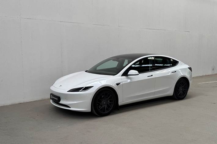 Hvid Tesla Model 3 fra 2024