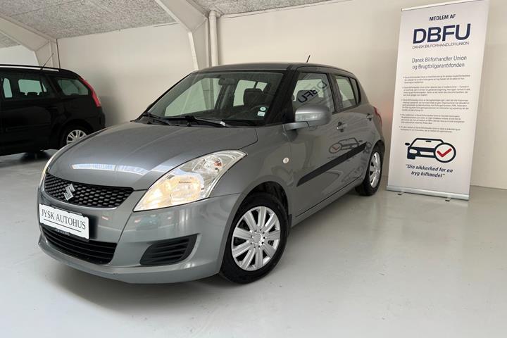 Grå Suzuki Swift fra 2012 set udefra