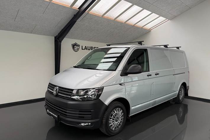 Sølv VW Transporter fra 2017