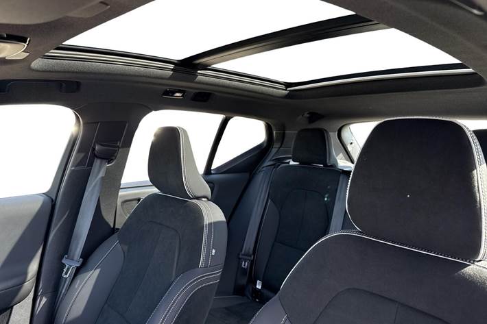 Sort Volvo EX40 fra 2026