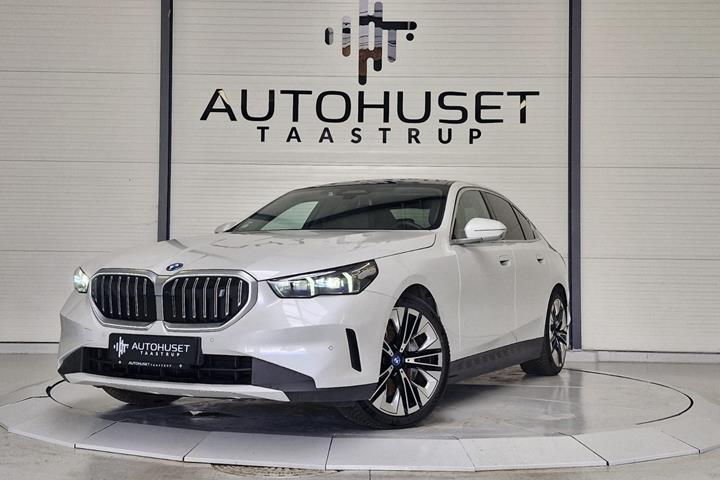 Hvid BMW i5 fra 2024 set udefra