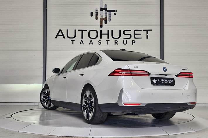 Hvid BMW i5 fra 2024
