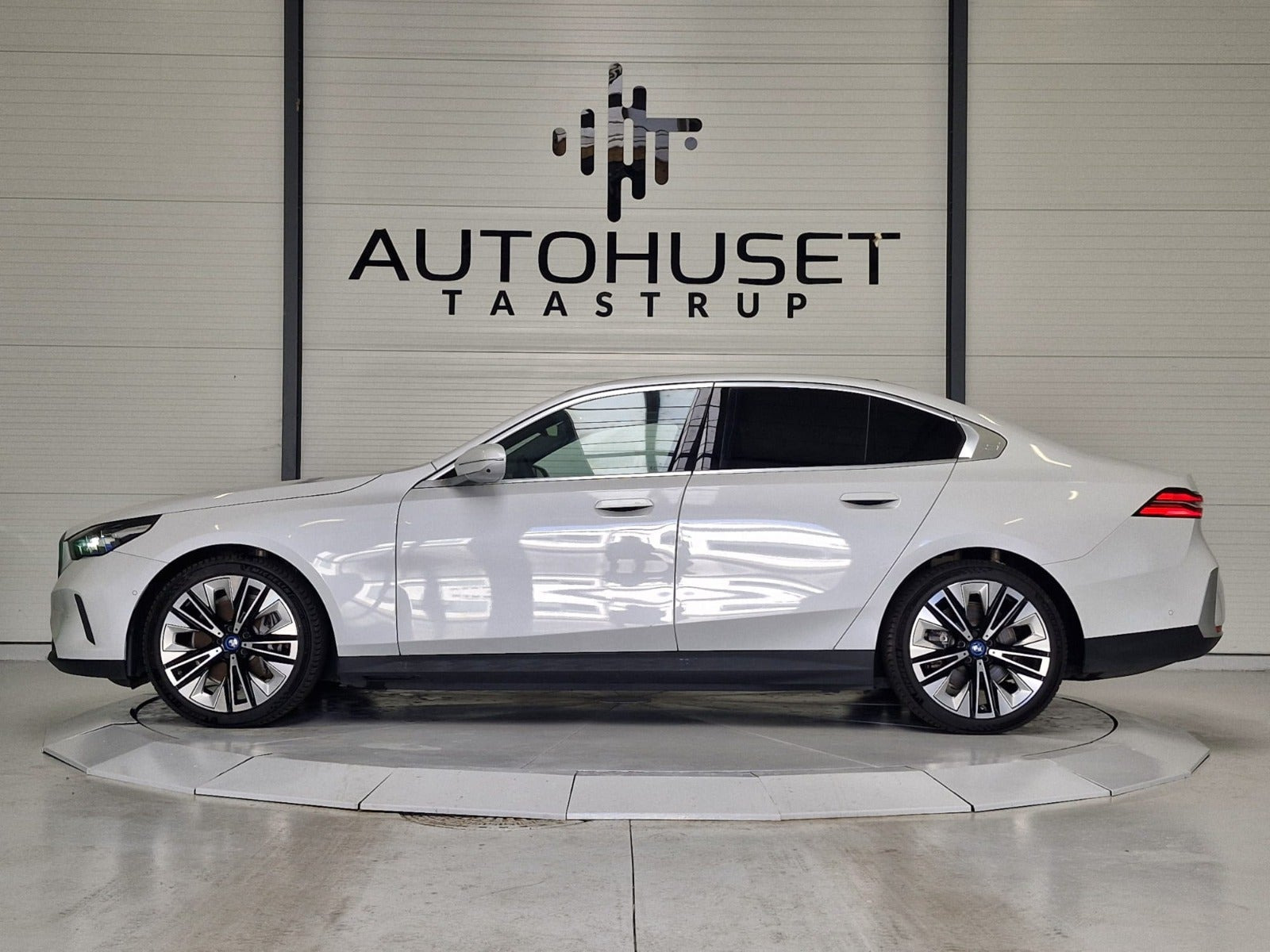 Hvid BMW i5 fra 2024