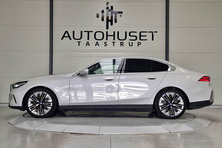 Hvid BMW i5 fra 2024