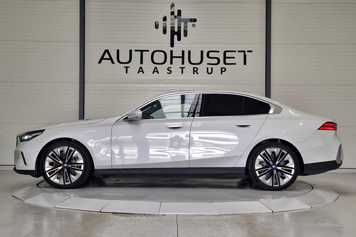 Hvid BMW i5 fra 2024
