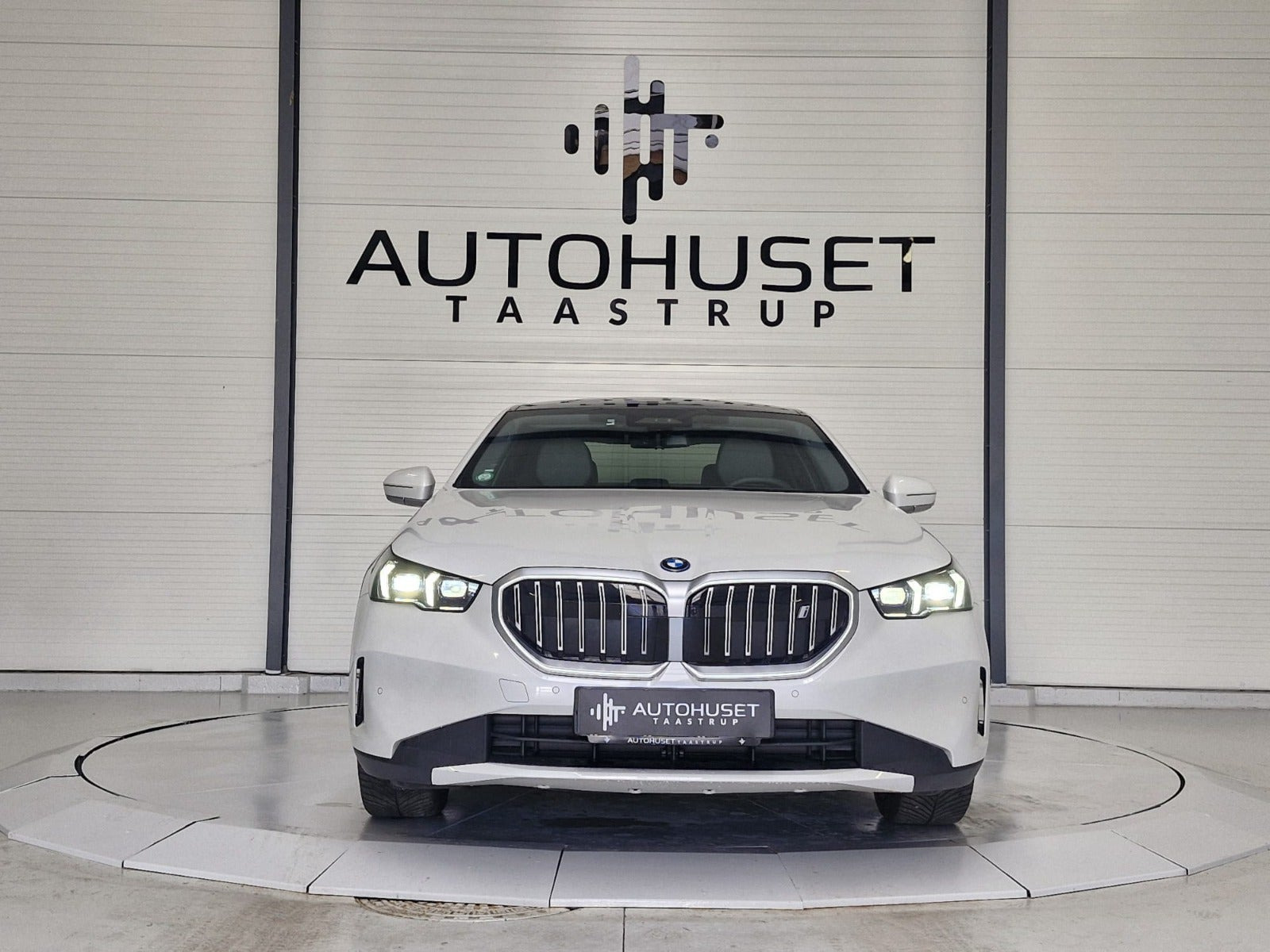 Hvid BMW i5 fra 2024