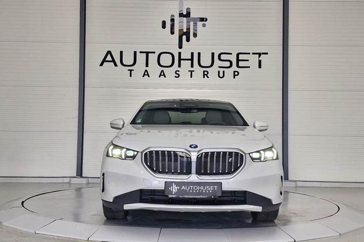 Hvid BMW i5 fra 2024