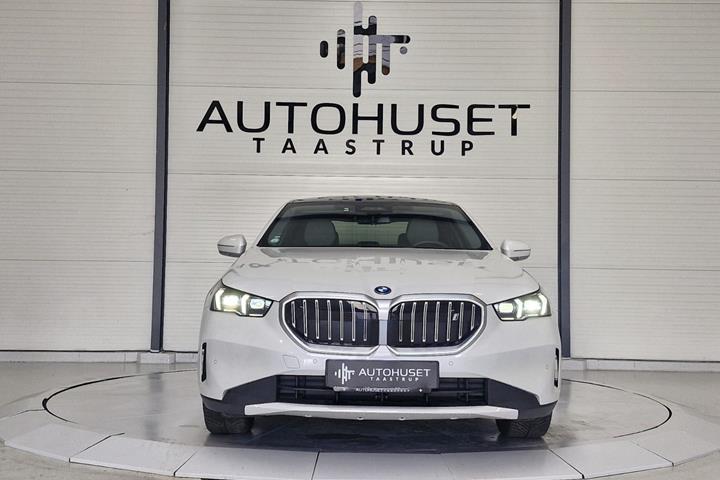 Hvid BMW i5 fra 2024