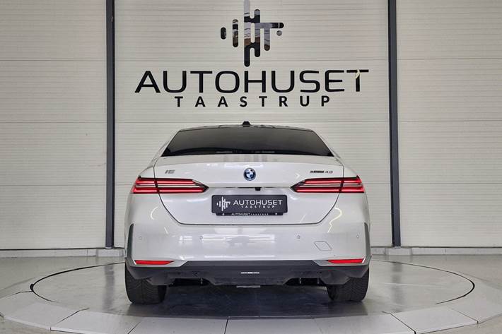 Hvid BMW i5 fra 2024