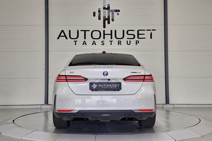 Hvid BMW i5 fra 2024