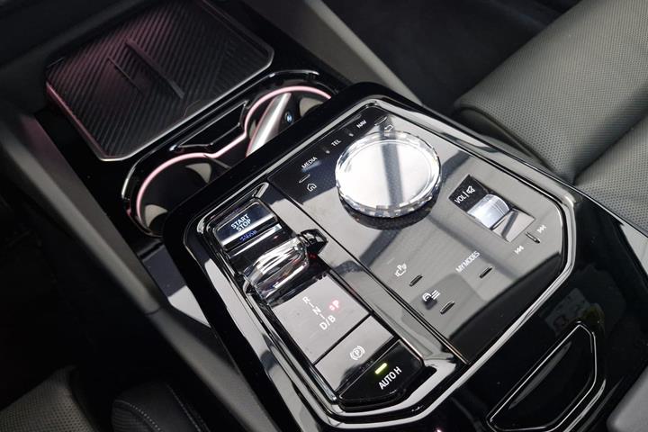 Hvid BMW i5 fra 2024