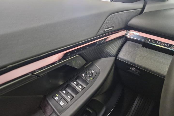 Hvid BMW i5 fra 2024