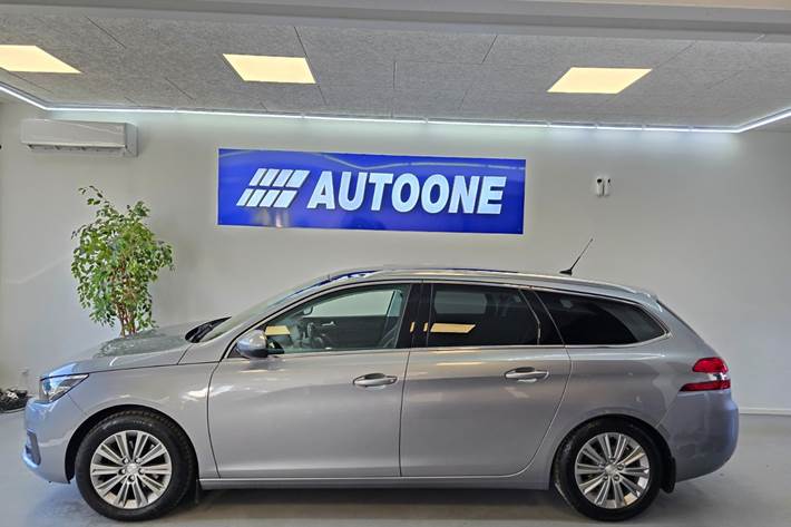 Grå Peugeot 308 fra 2019