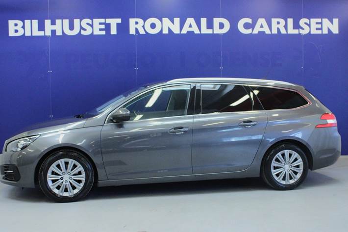 Grå Peugeot 308 fra 2020