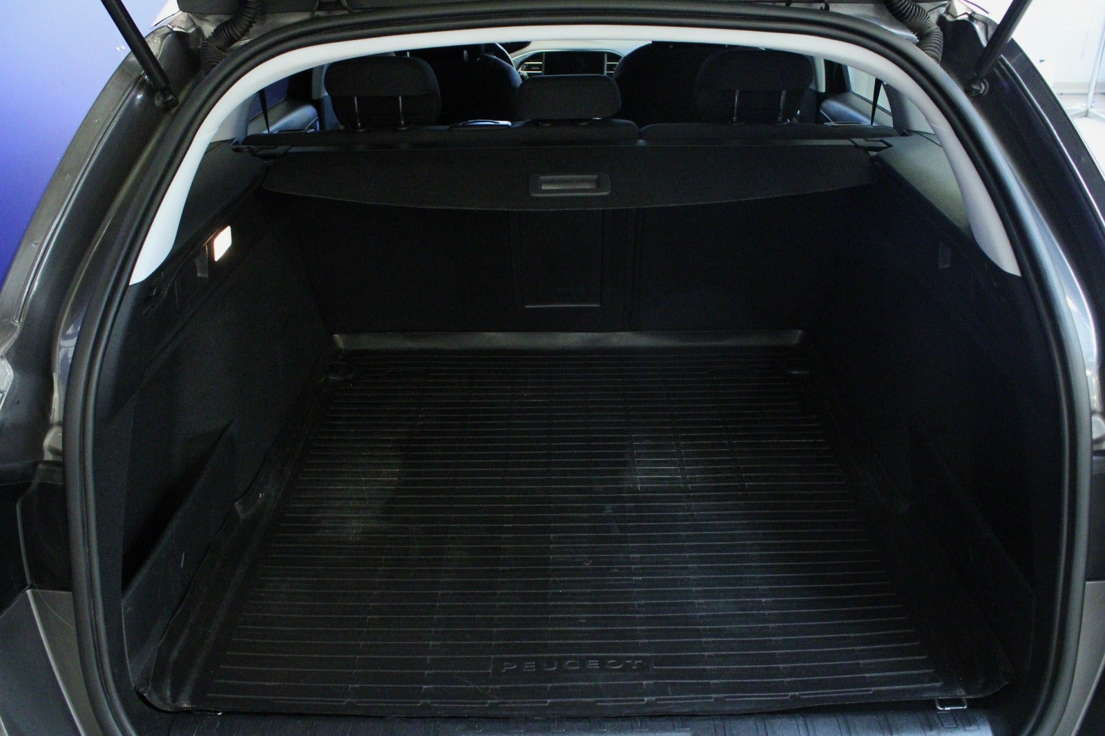 Grå Peugeot 308 fra 2020