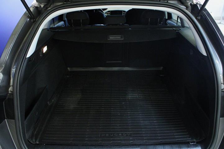 Grå Peugeot 308 fra 2020
