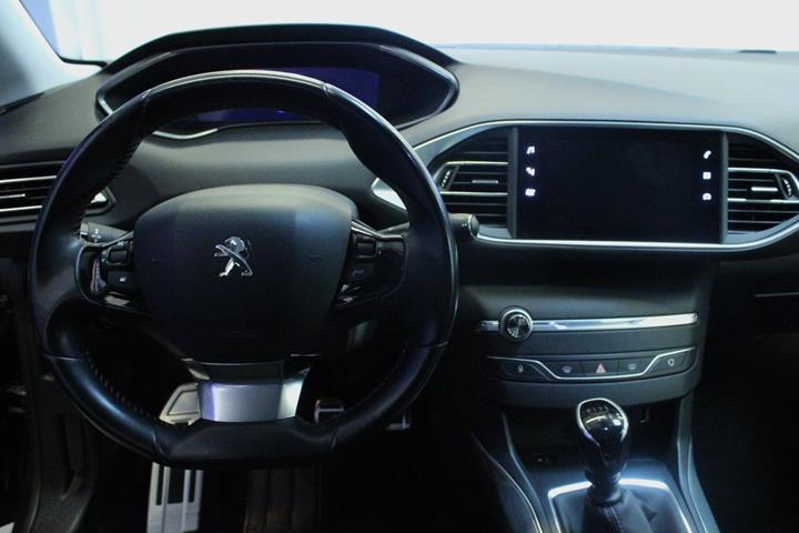 Grå Peugeot 308 fra 2020