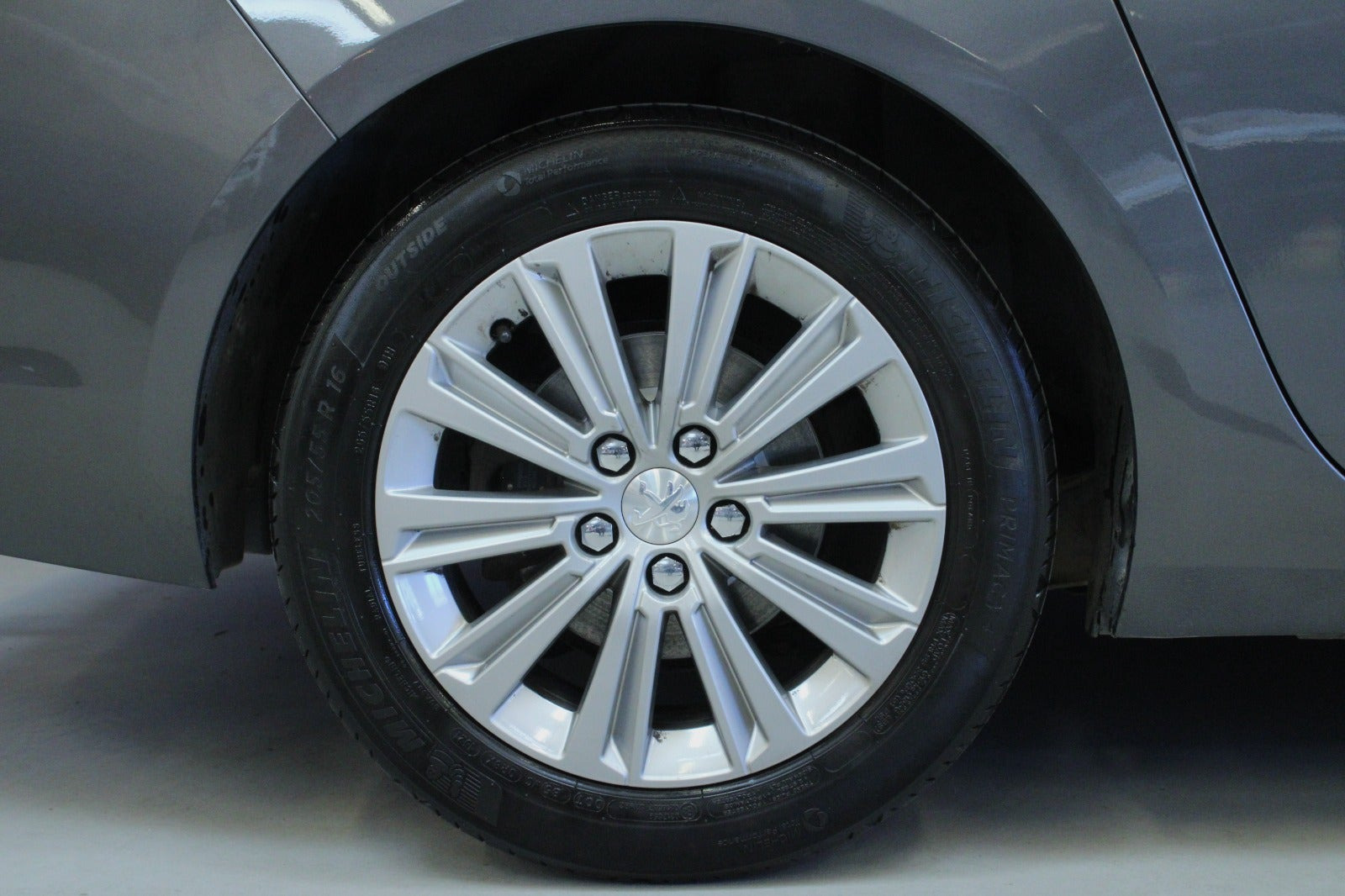 Grå Peugeot 308 fra 2020