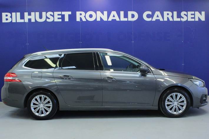 Grå Peugeot 308 fra 2020