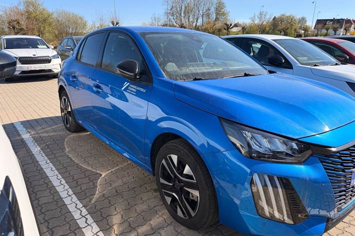 Blå Peugeot e-208 fra 2025