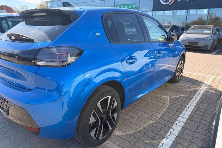 Blå Peugeot e-208 fra 2025