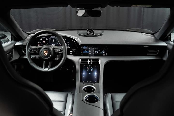 Sort Porsche Taycan 4 fra 2022