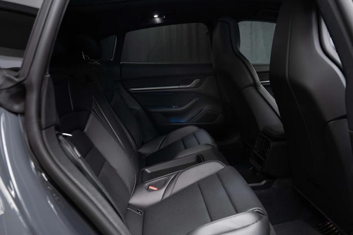 Sort Porsche Taycan 4 fra 2022