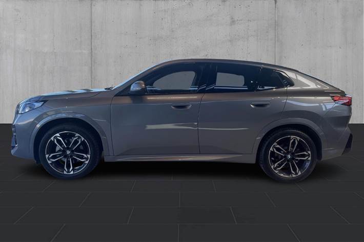 Grå BMW iX2 fra 2026