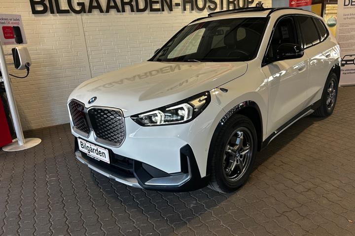 Hvid BMW iX1 fra 2024 set udefra