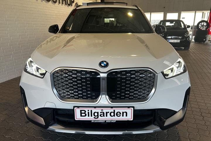 Hvid BMW iX1 fra 2024