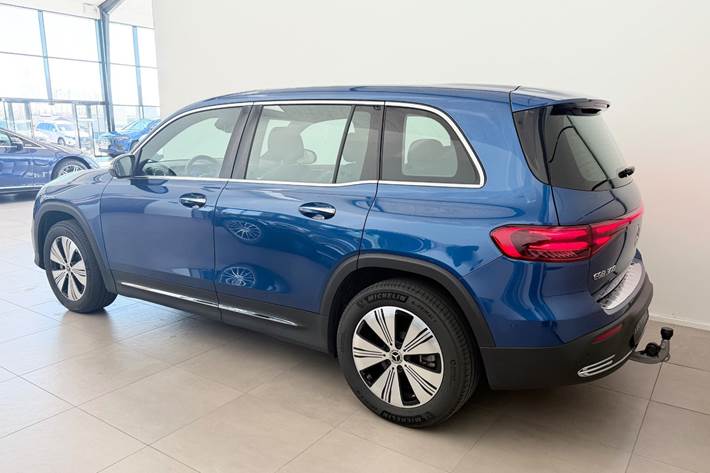 Blå Mercedes EQB300 fra 2025