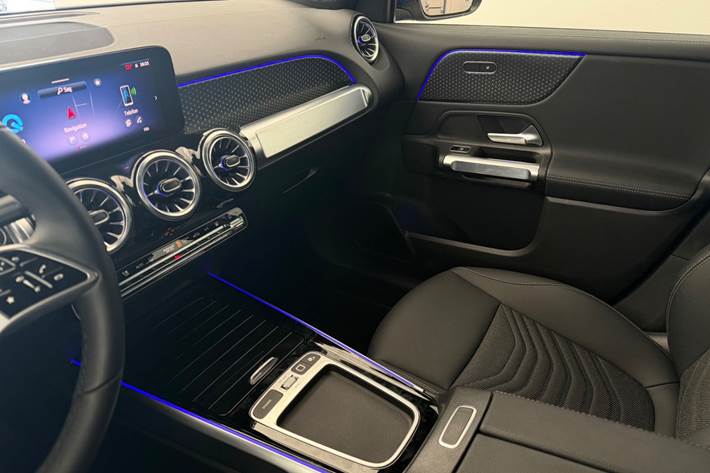 Blå Mercedes EQB300 fra 2025