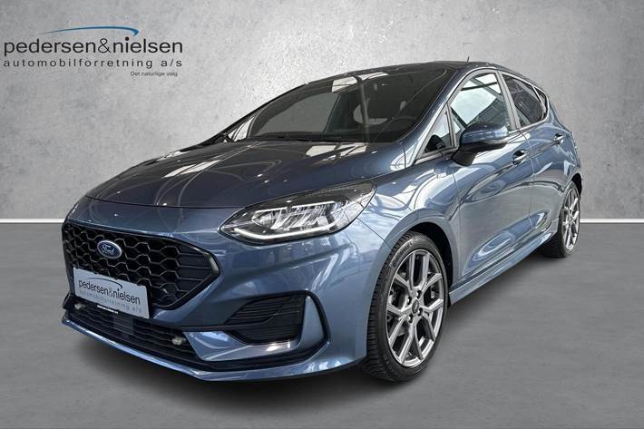 Blå Ford Fiesta fra 2022 set udefra
