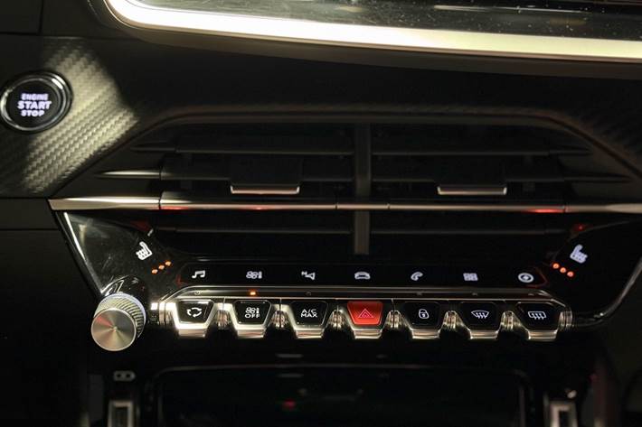 Hvid Peugeot e-2008 fra 2022