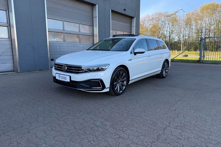 Hvid VW Passat fra 2021