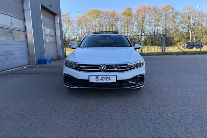 Hvid VW Passat fra 2021